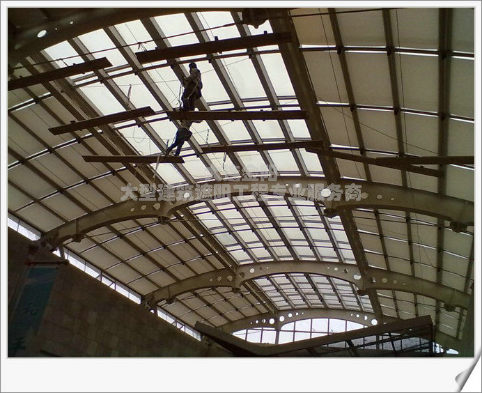 高空拉鋼索作業(yè)施工現(xiàn)場